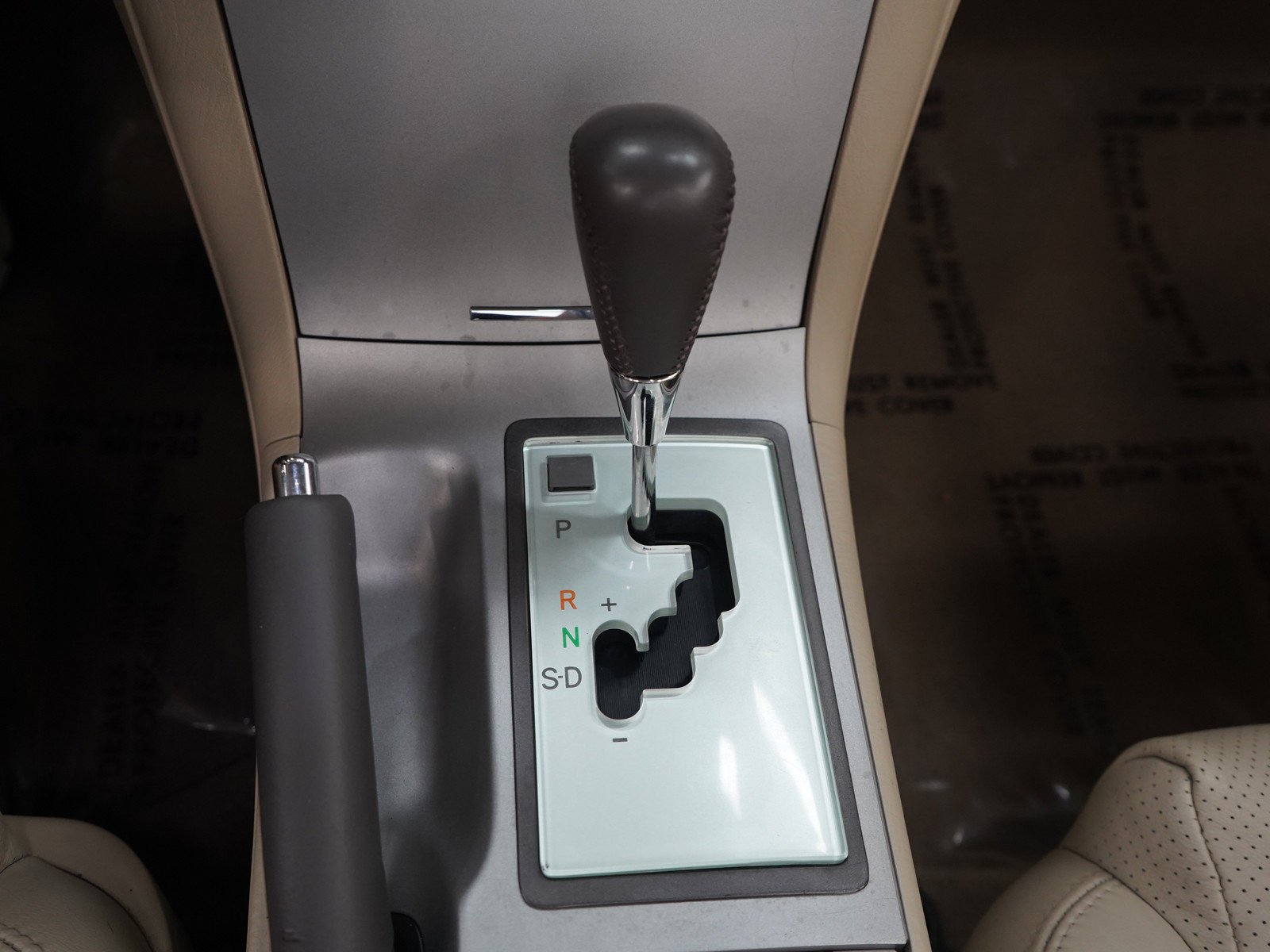 Used 2006 White Toyota SE image 19