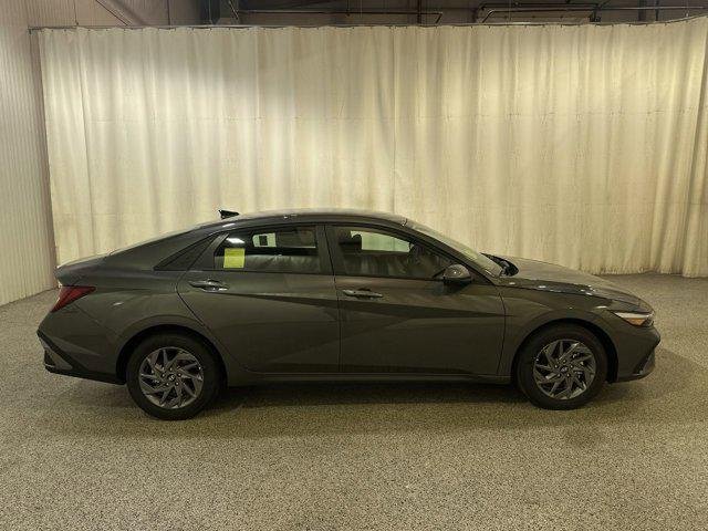 2026 Hyundai Elantra Blue - Photo 5