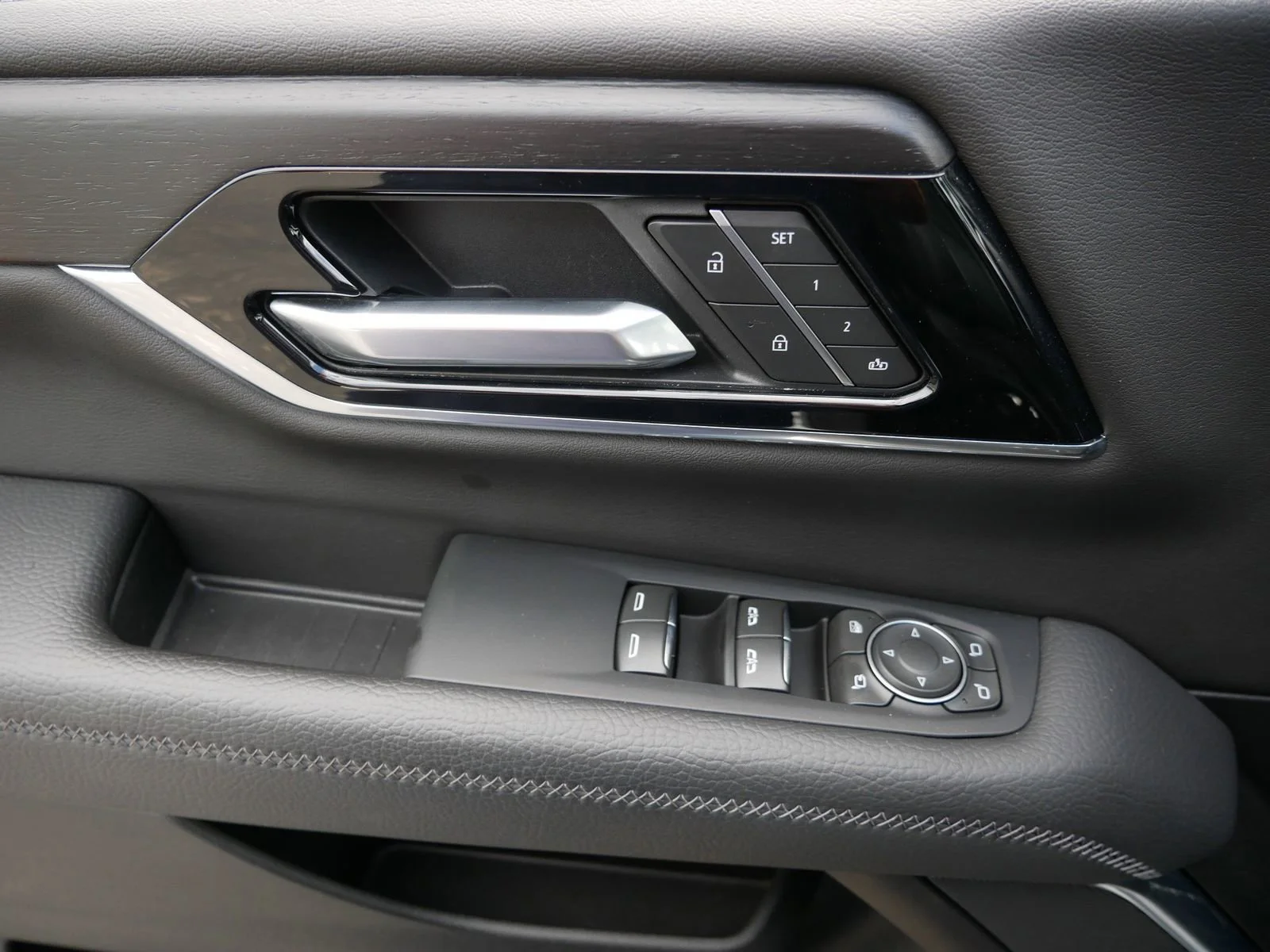 Used 2025 Sterling Metallic GMC Denali image 16