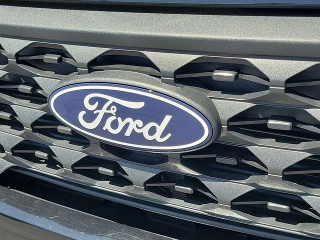 New 2025 Shadow Black Ford XLT image 9