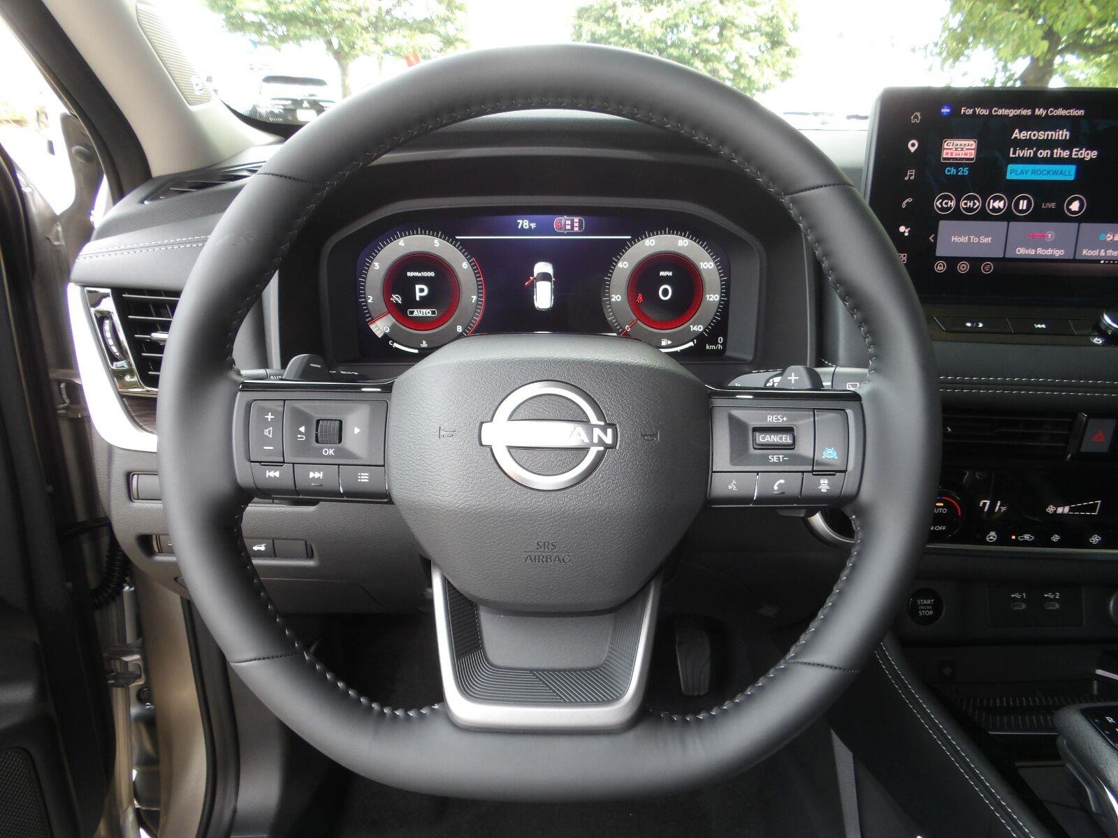 New 2026 Champagne Silver Metallic / Super Black Two-tone Nissan Platinum image 29
