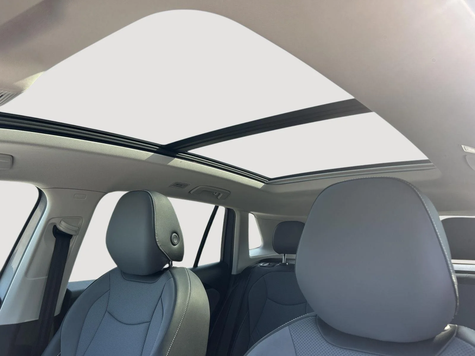 Certified Used 2025 SILVER Volkswagen SE image 18