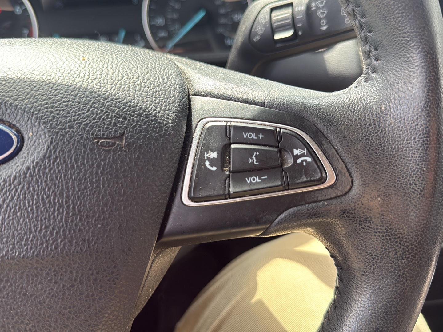 Used 2019 Diamond White Ford SE image 8