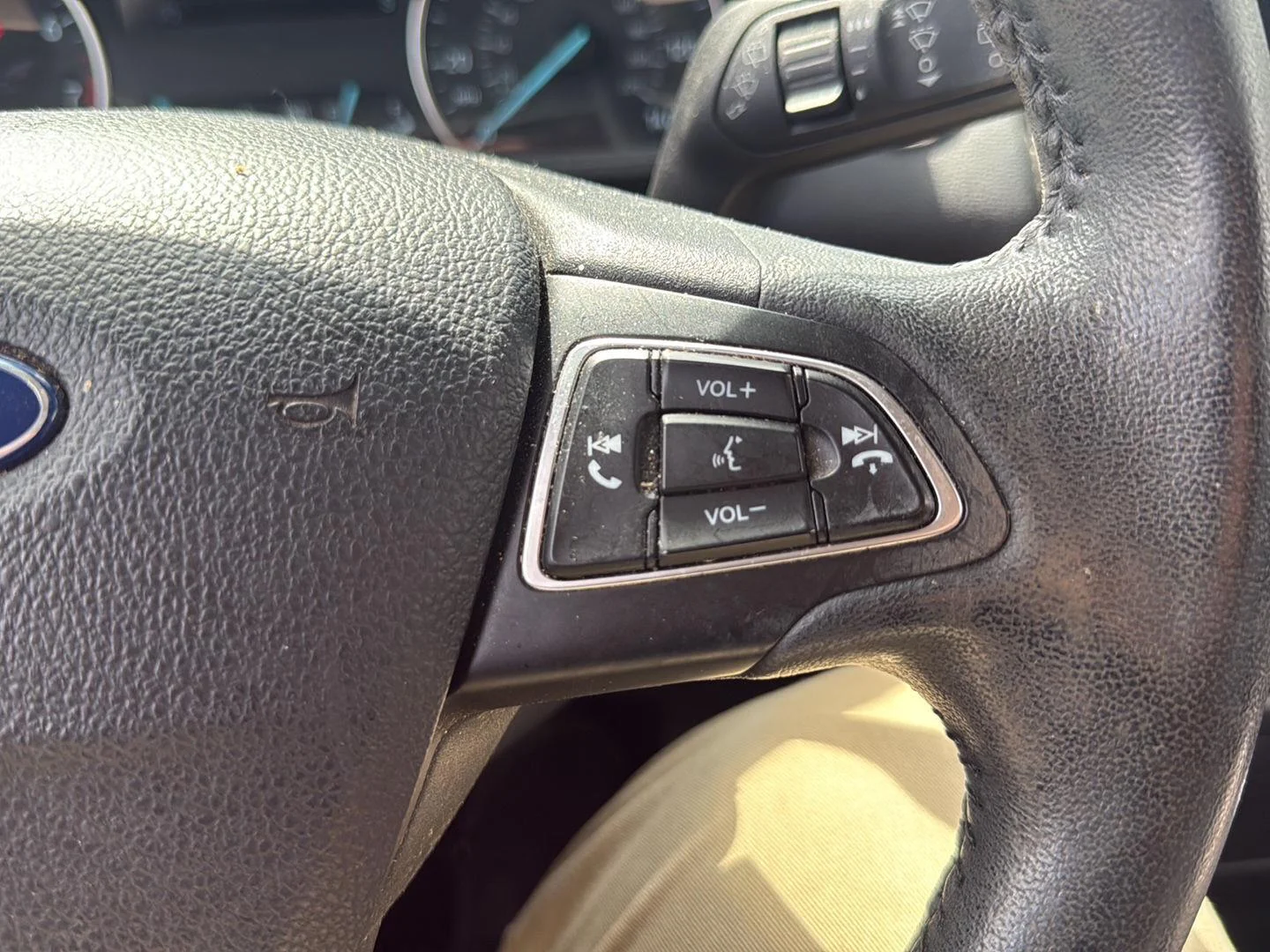 Used 2019 Diamond White Ford SE image 8