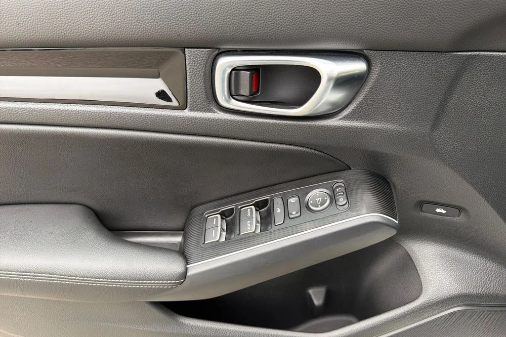 Used 2025 Platinum White Pearl Honda Sport Touring image 13