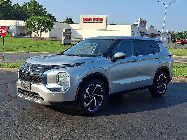 Used 2022  Mitsubishi  image 3