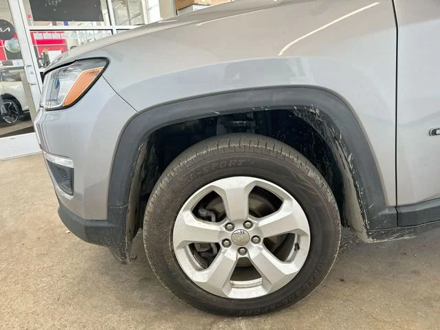 Used 2018 Silver Jeep Latitude image 19