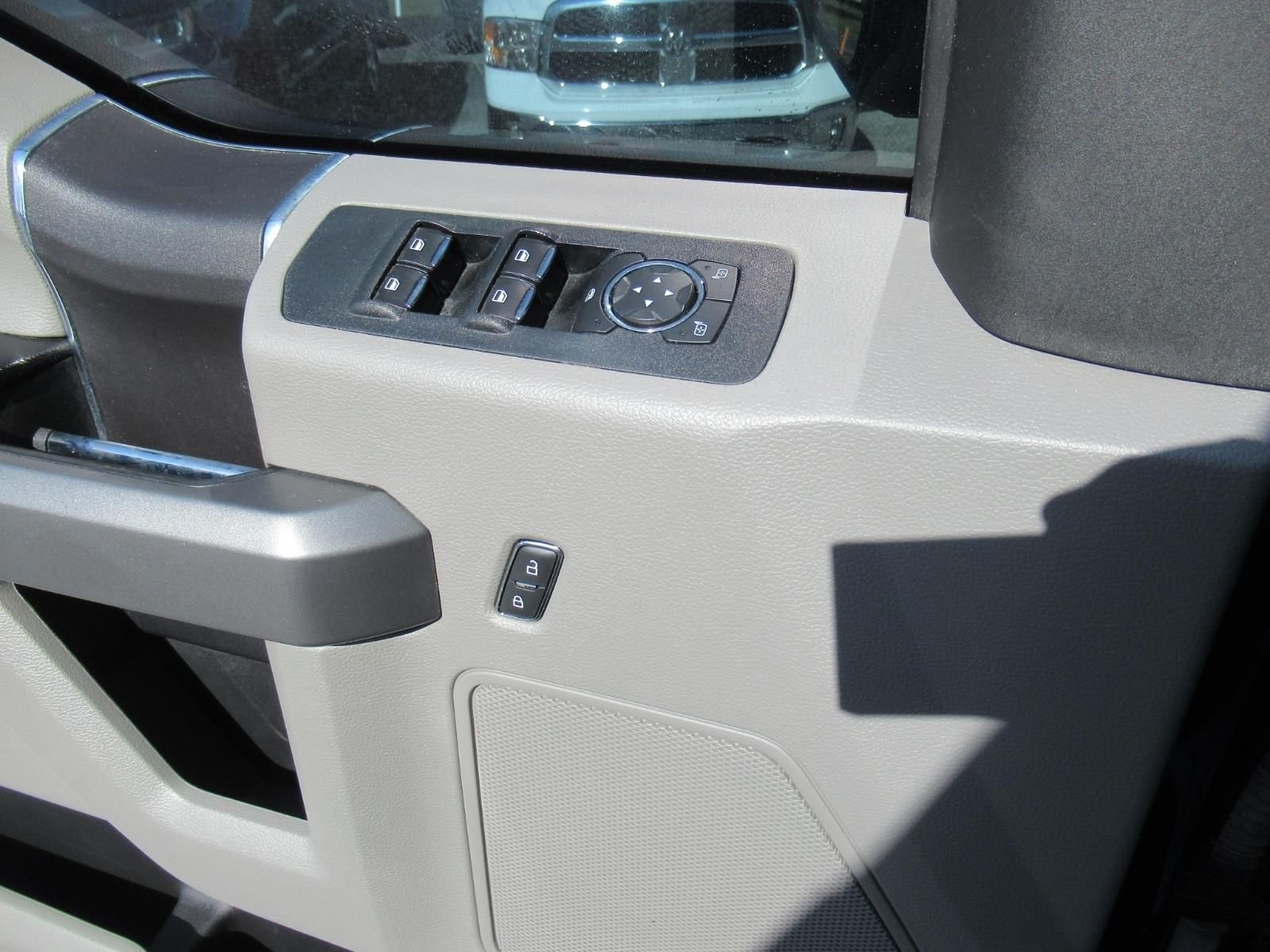 Used 2018 Blue Ford XLT image 22