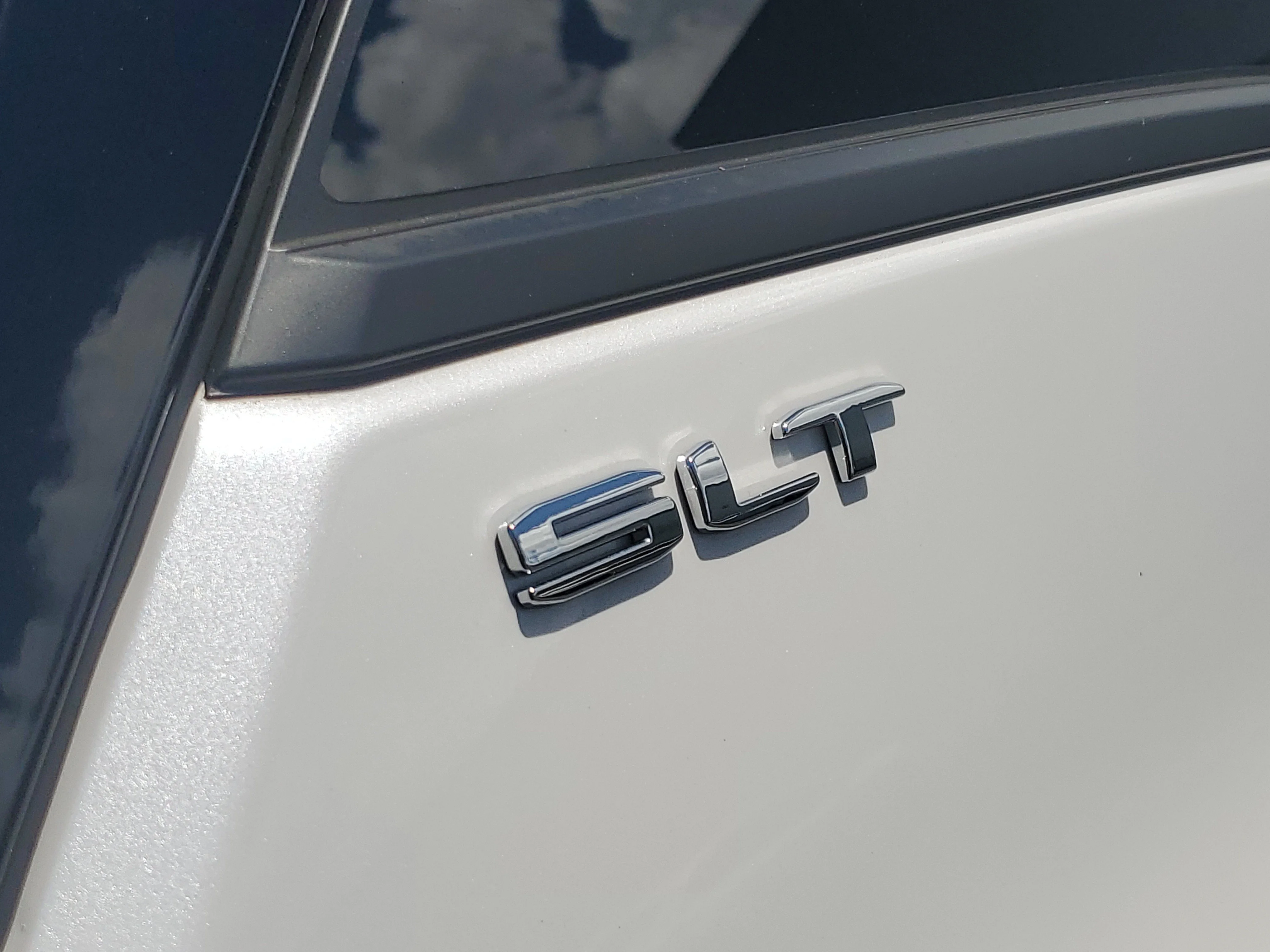 Used 2023 White Frost Tricoat GMC SLT image 10