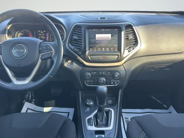 Used 2017 White Jeep Latitude image 20