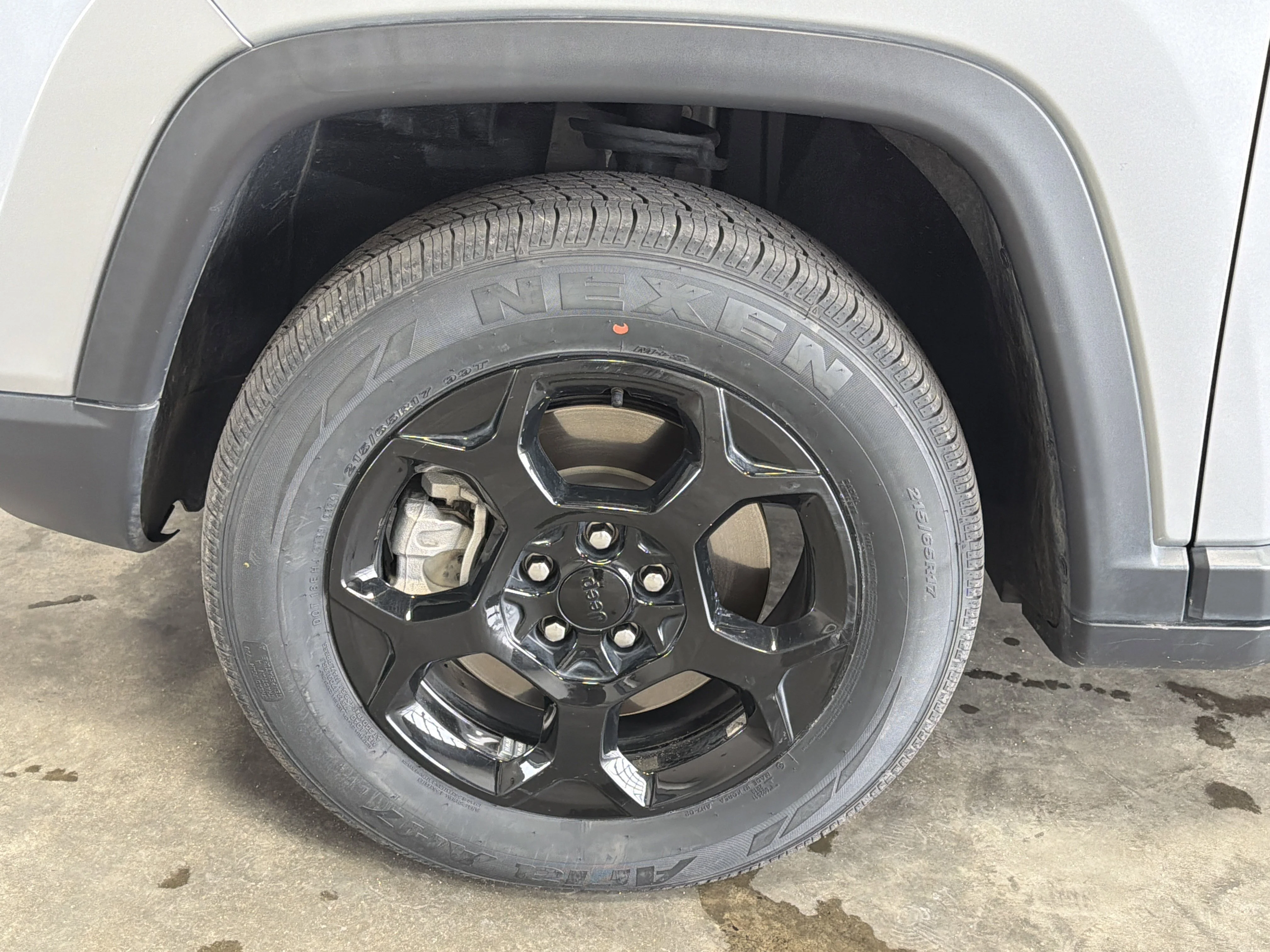 Used 2023 Billet Silver Metallic Clearcoat Jeep Trailhawk image 9