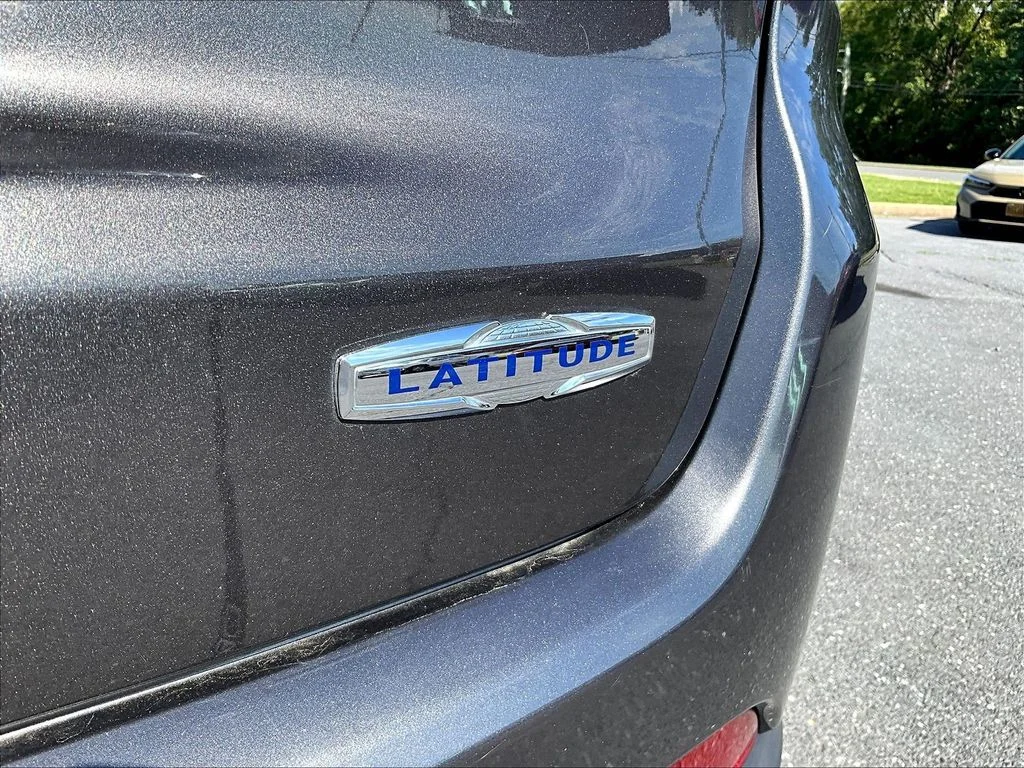 Used 2019 Crystal Metallic Jeep Latitude image 26