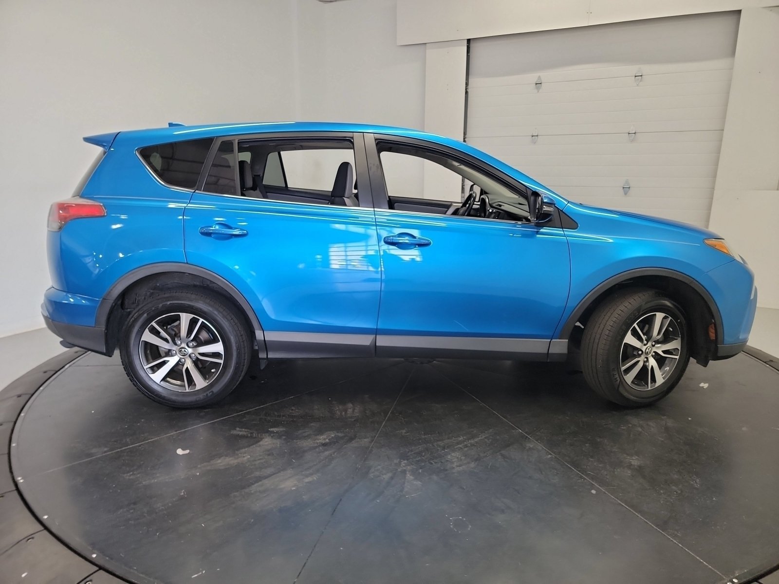 Used 2018 Electric Storm Blue Toyota XLE image 9