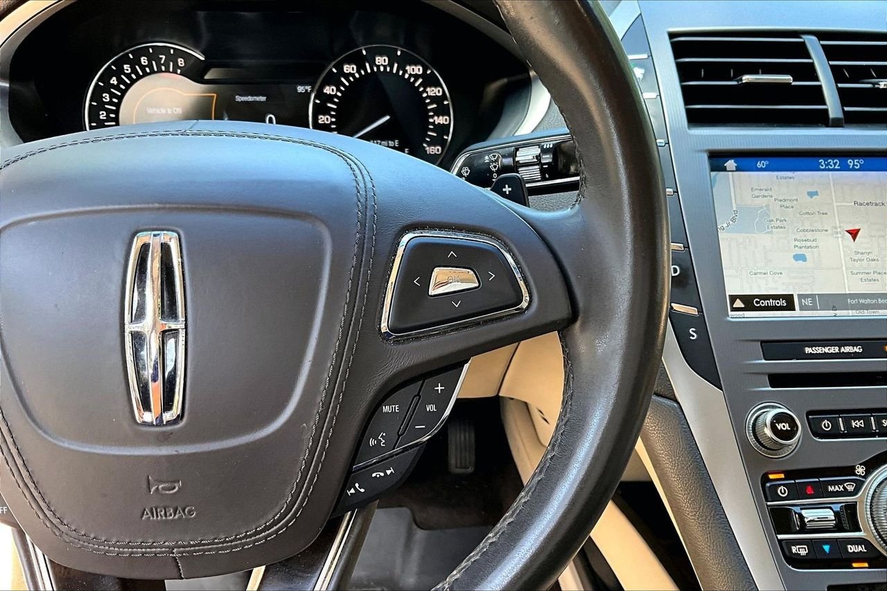 Used 2017 White Lincoln Reserve image 11