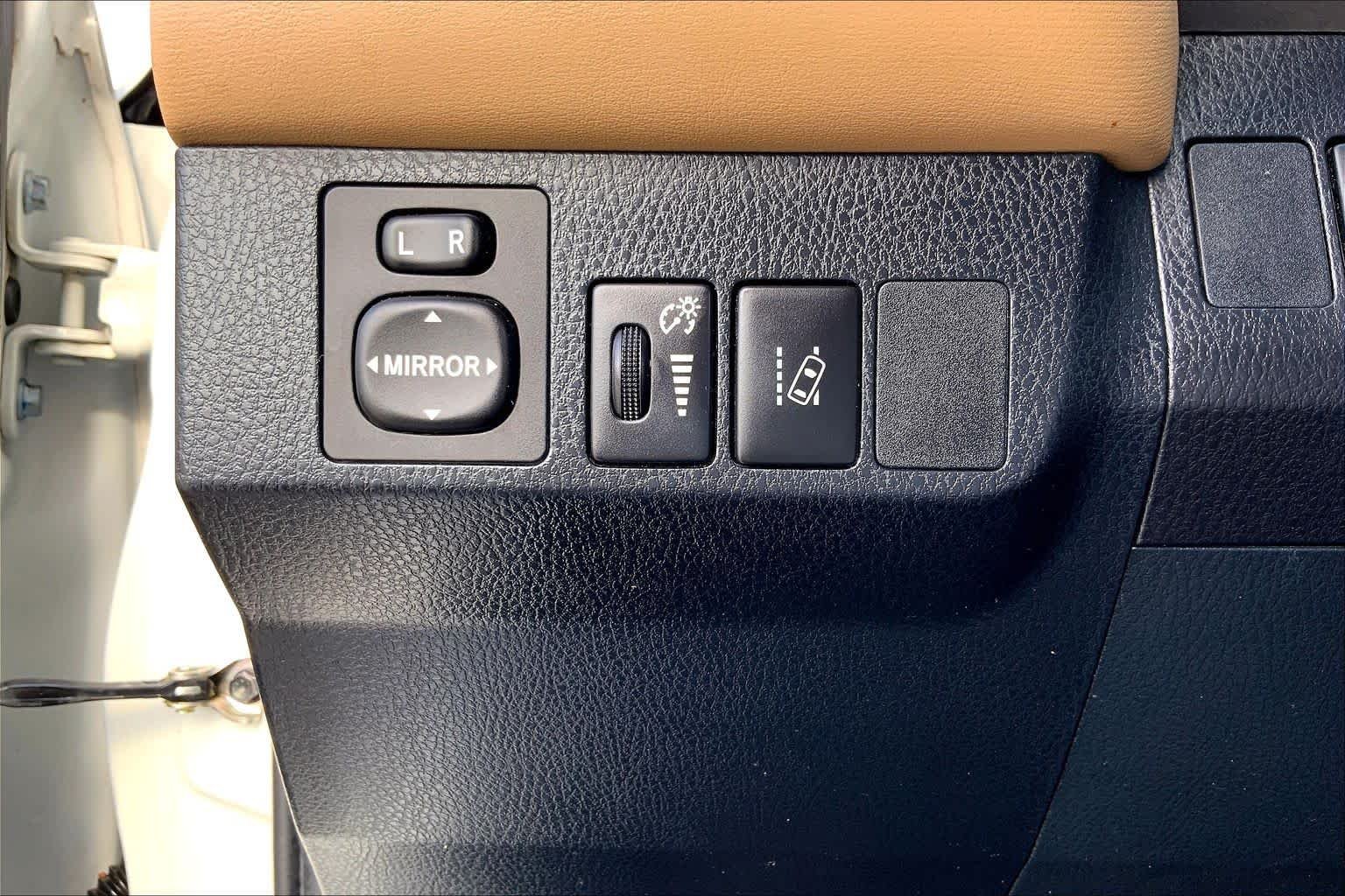 Used 2018 Super White Toyota XLE image 33