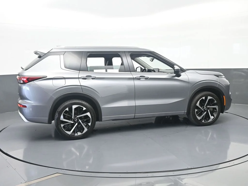 Used 2022 Silver Mitsubishi SEL image 2