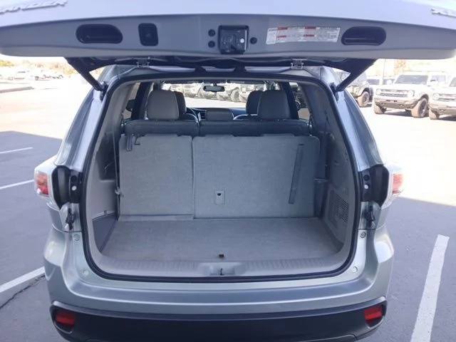 Used 2015 Silver Toyota XLE V6 image 10