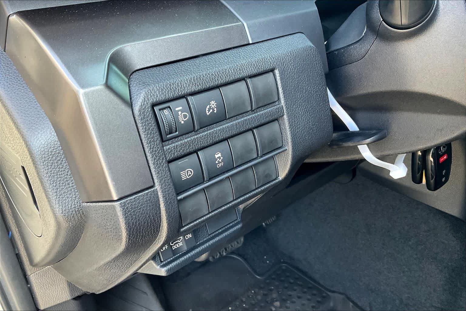 2025 Toyota Tacoma SR5 - Photo 18