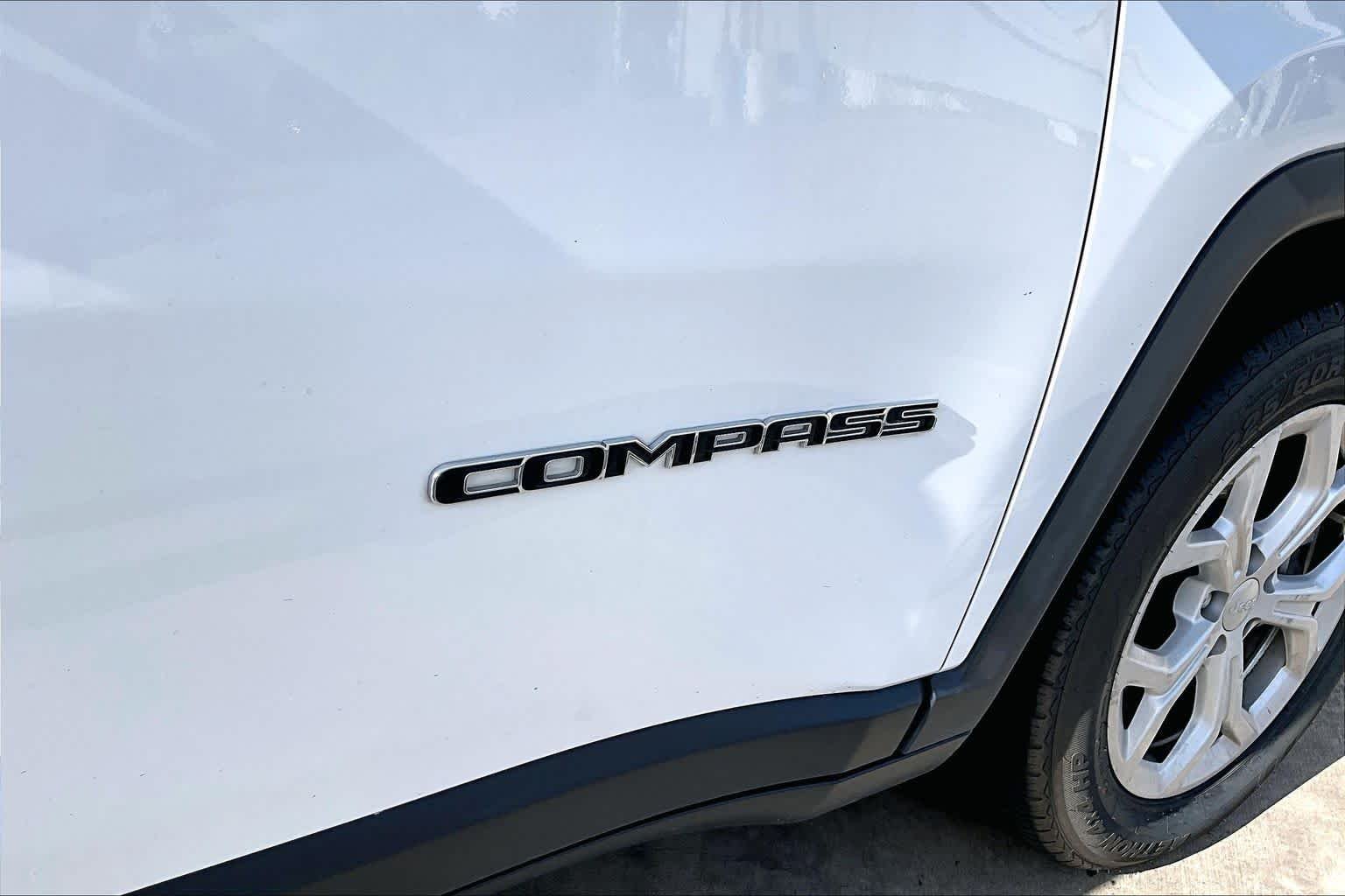 Used 2024 Bright White Clearcoat Jeep Latitude image 10