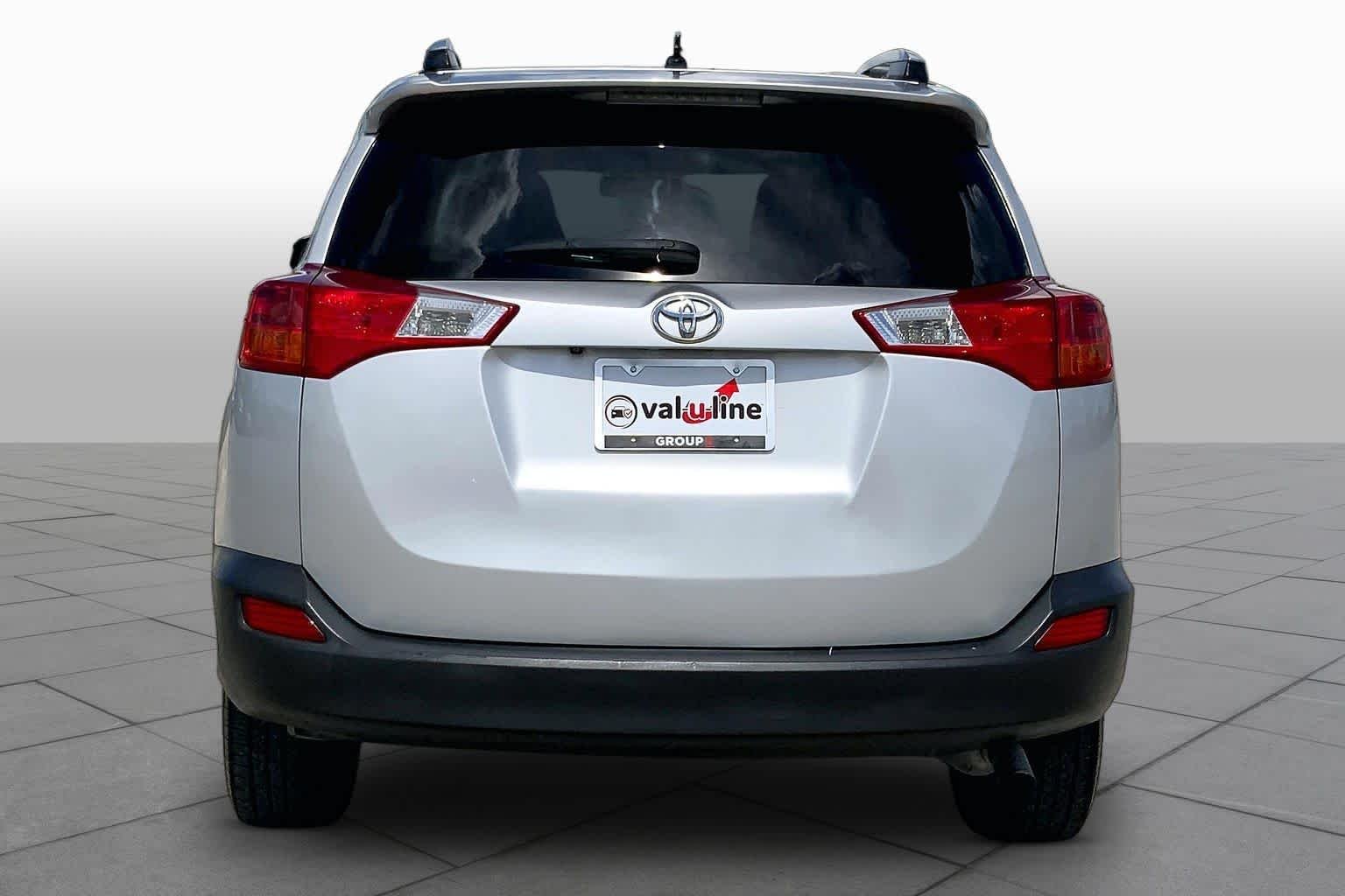 Used 2015 Classic Silver Metallic Toyota LE image 5