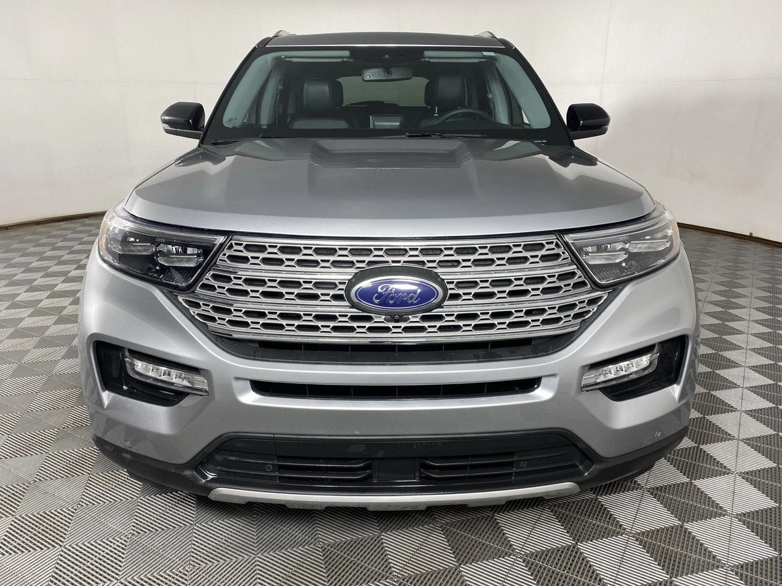 Used 2023 Iconic Silver Ford Limited image 3