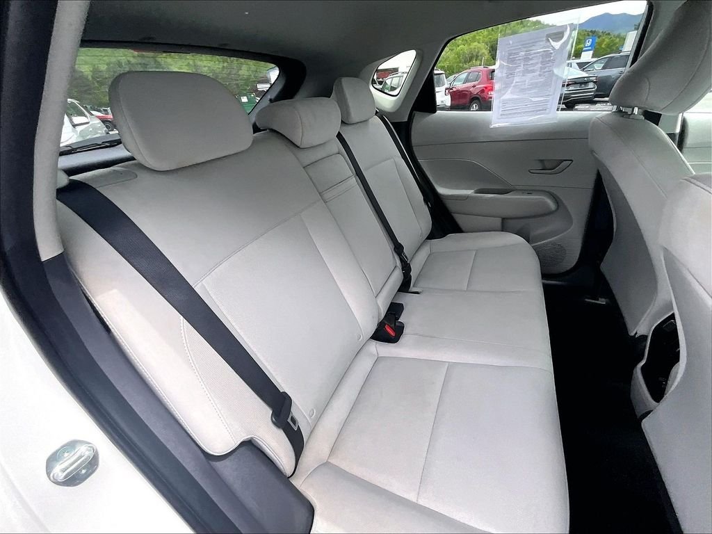Used 2025 White Hyundai SEL image 16