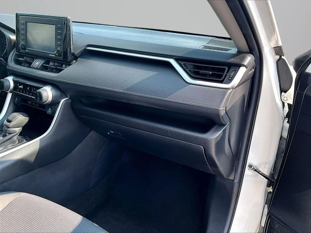 Used 2022 White Toyota LE image 18