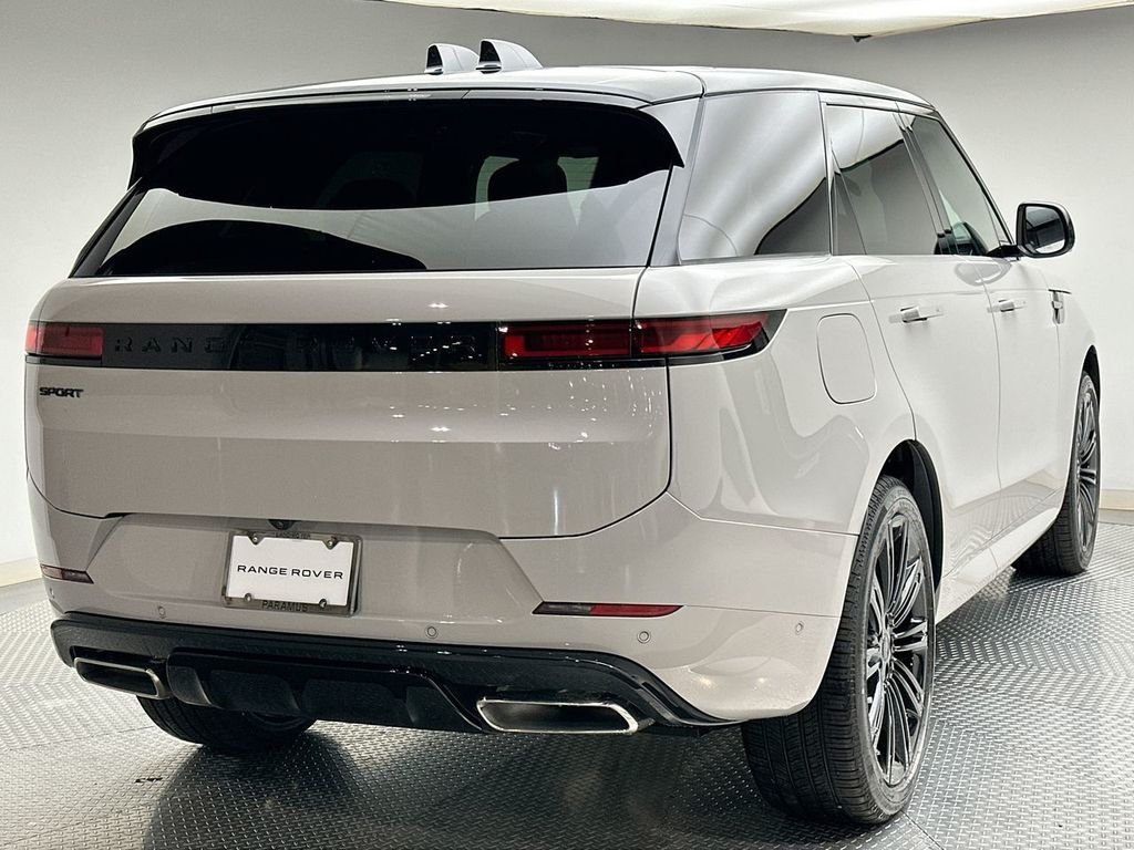 New 2026 Borasco Grey LAND ROVER Dynamic SE image 3