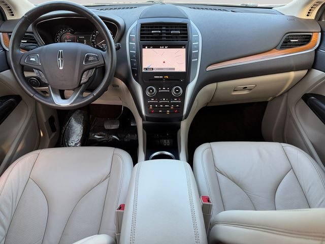 Used 2019 White Platinum Clearcoat Metallic Lincoln Select image 14