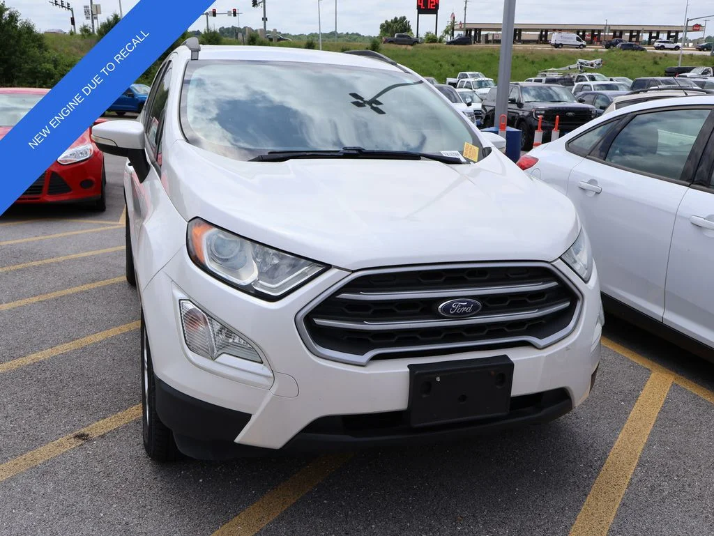 Used 2018 White Platinum Clearcoat Metallic Ford SE image 3