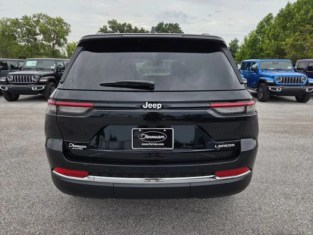 New 2026 Diamond Black Crystal Pearl-Coat Exterior Paint Jeep Laredo image 10