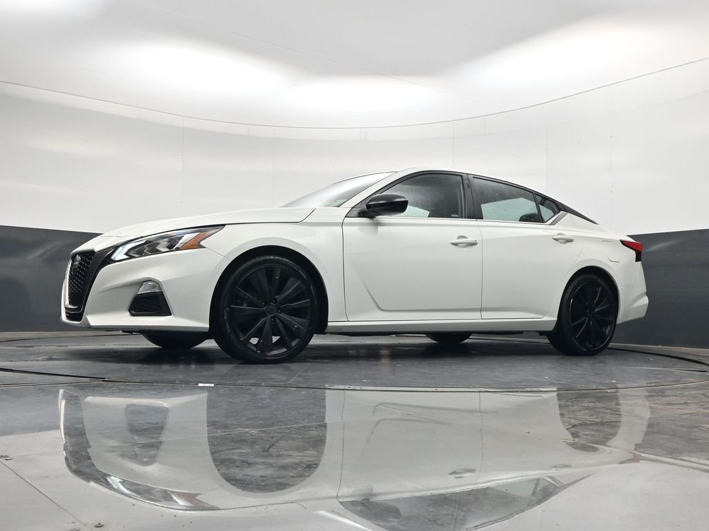 Used 2022 White Nissan 2.5 SR image 43