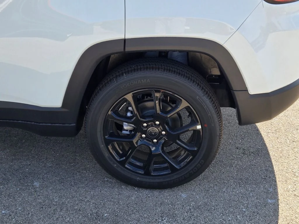 New 2026 Bright White Clearcoat Jeep Latitude image 15