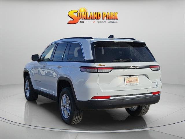 New 2025 Bright White Clear-Coat Exterior Paint Jeep Laredo X image 4