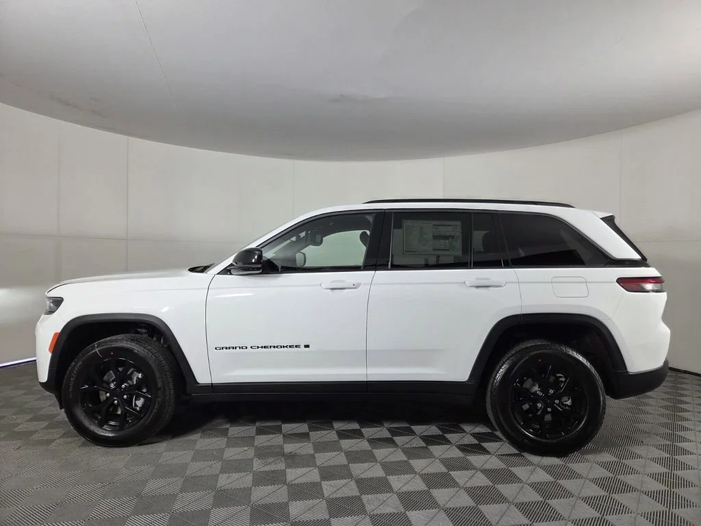 New 2026 Bright White Clear-Coat Exterior Paint Jeep Laredo Altitude image 7