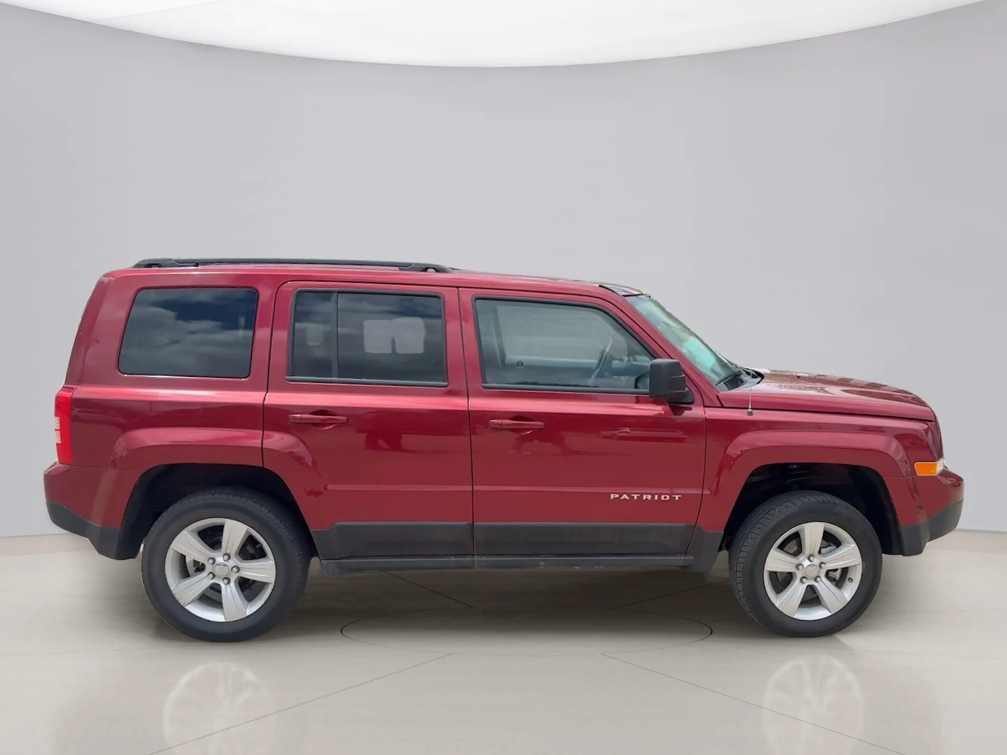 Used 2017 Red Jeep LATITUDE image 7