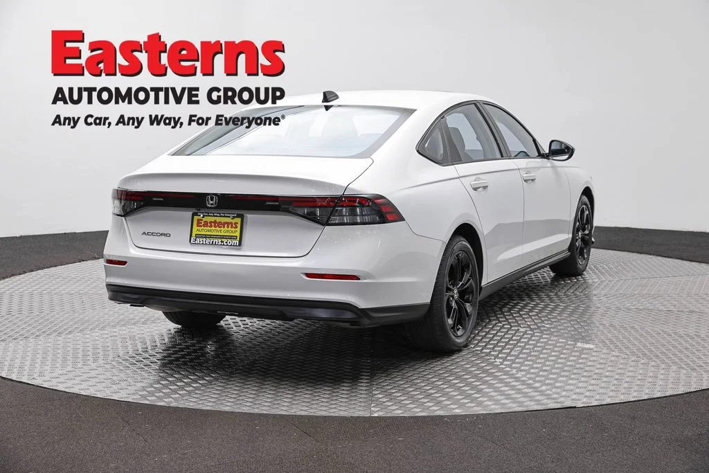 Used 2025 White Honda SE image 5