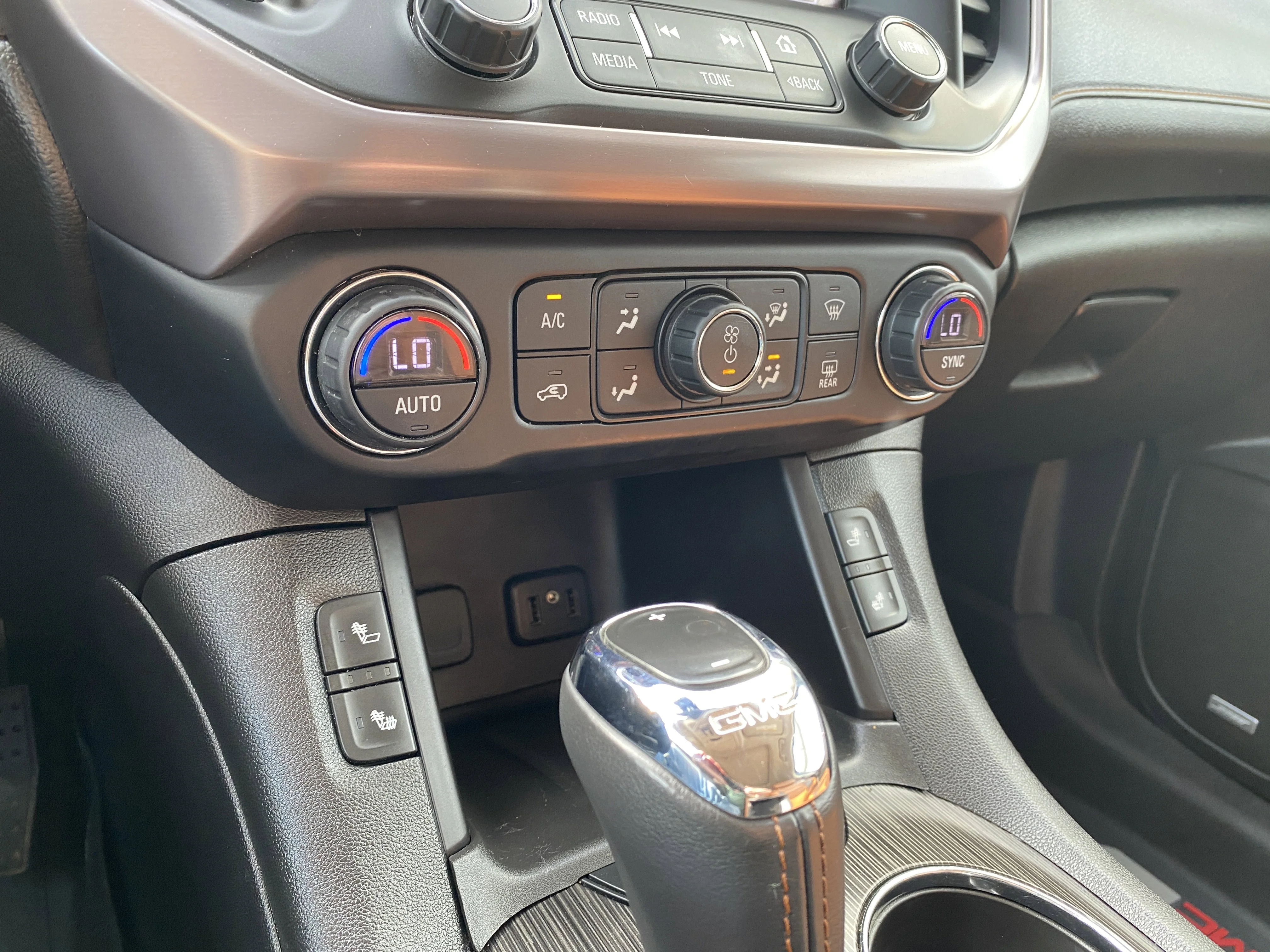 Used 2018 Gray GMC SLT-1 AWD * ALL TERRAIN * DUAL CLIMATE ZONES * image 17
