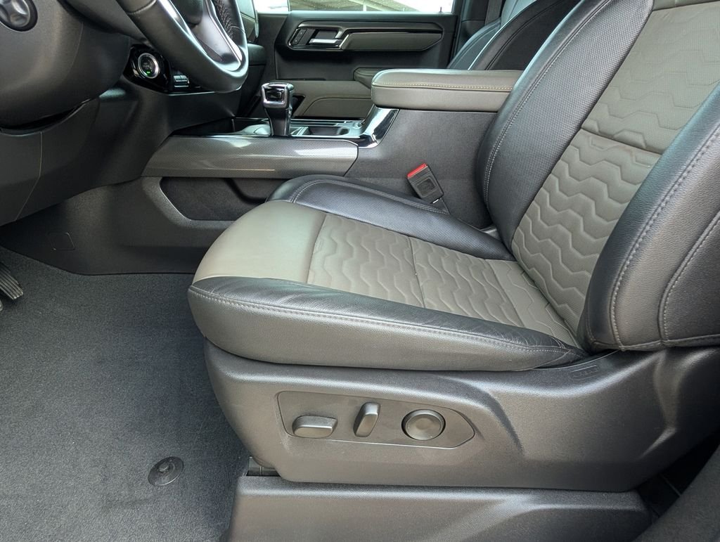 Used 2025 White Chevrolet ZR2 image 21