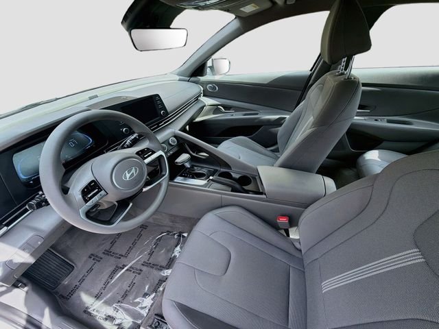 Used 2025 White Hyundai SE image 20