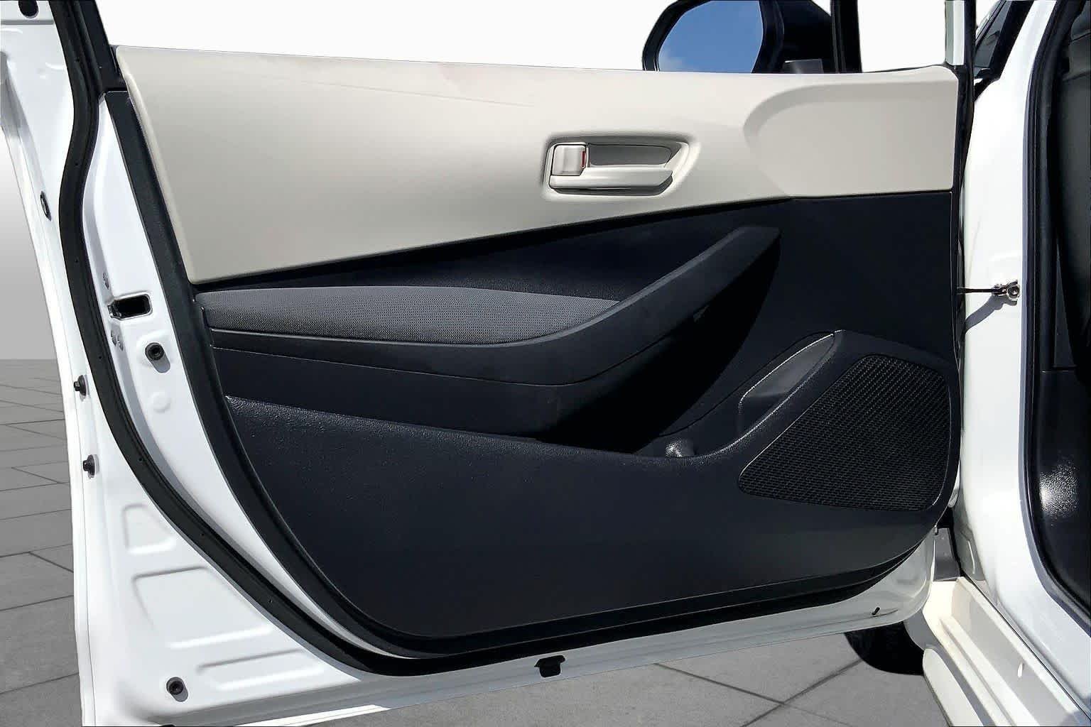 Used 2023 Ice Cap Toyota LE image 21