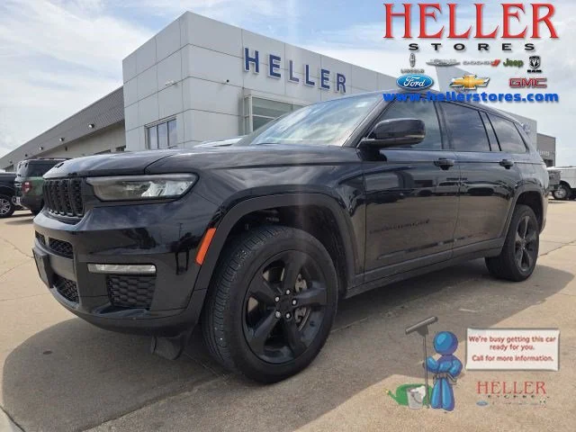 Used 2024 Diamond Black Crystal Pearlcoat Jeep Limited image 1