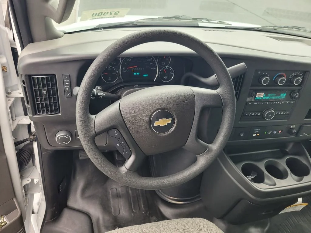 New 2025 Summit White Chevrolet 1WT image 15