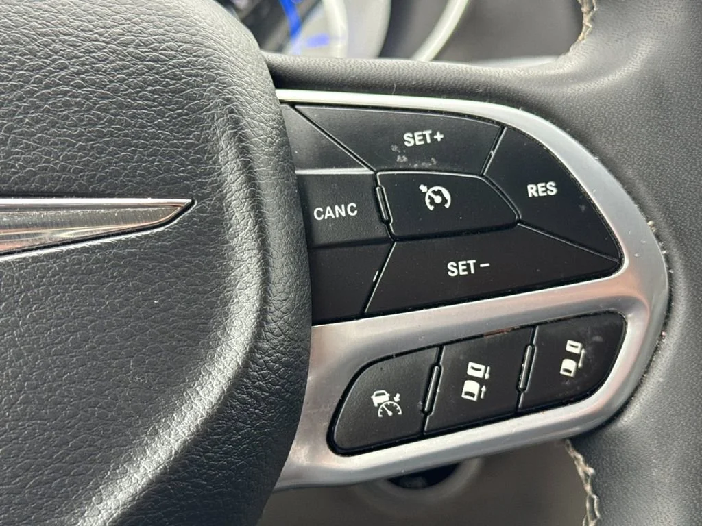 Used 2023  Chrysler Hybrid Touring L image 27