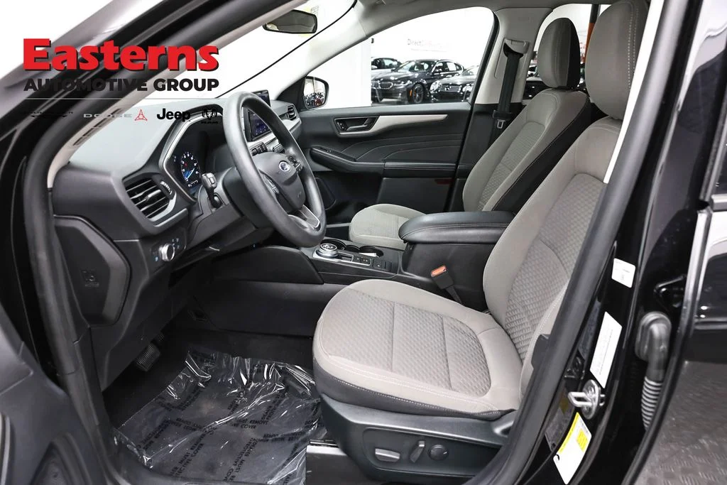 Used 2022 Black Ford SE image 14