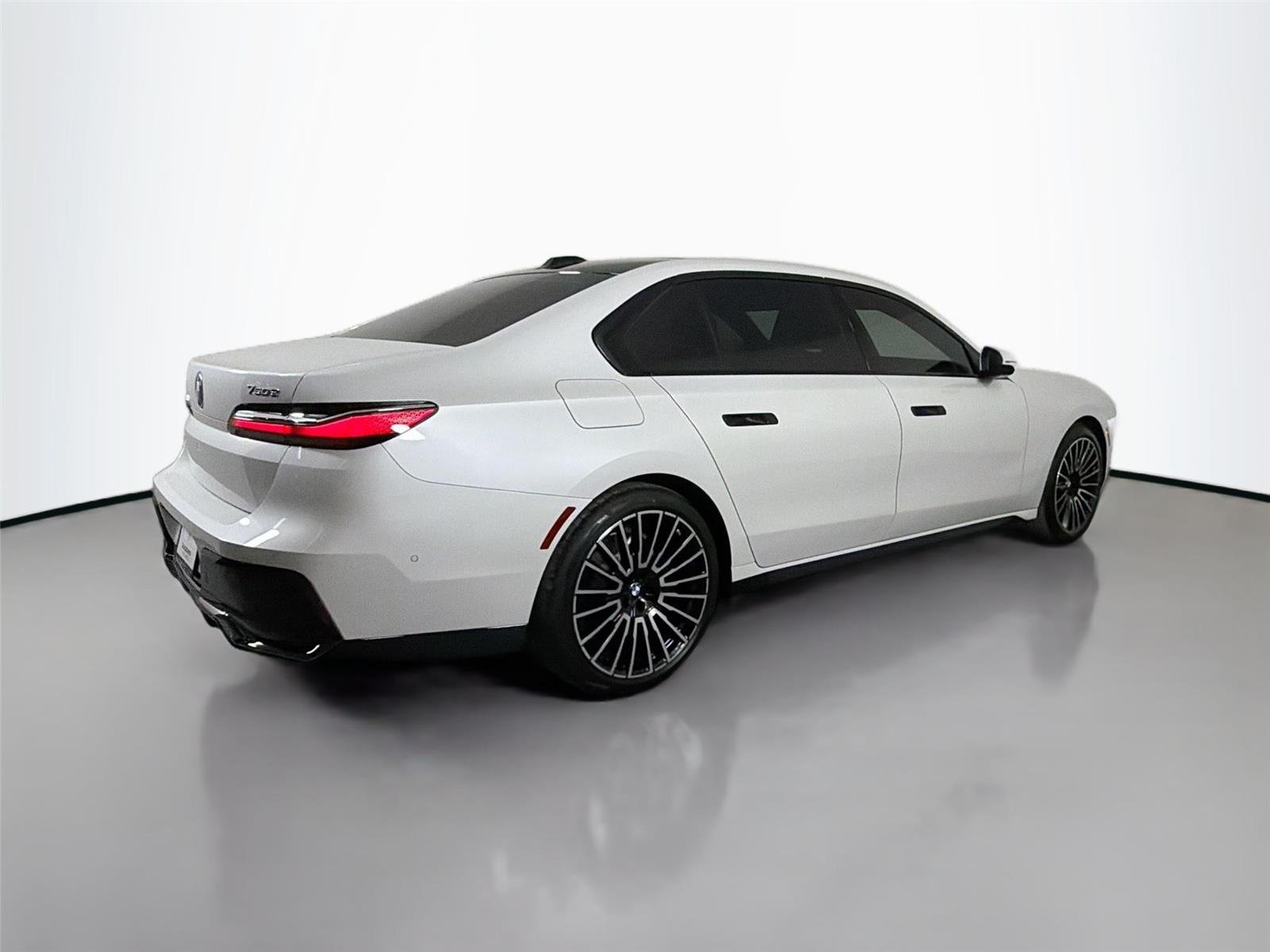 New 2026 Mineral White Metallic BMW 750e xDrive image 5