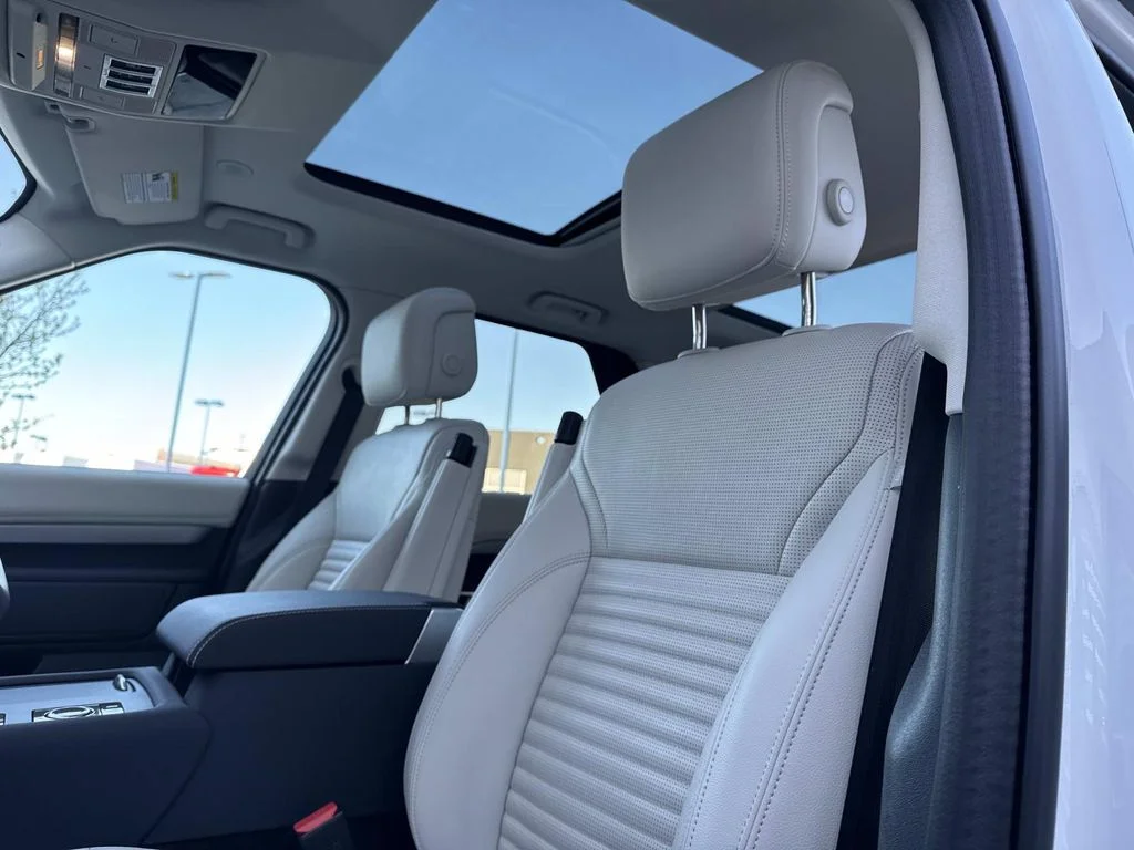 Certified Used 2025 White Land Rover Dynamic SE image 20