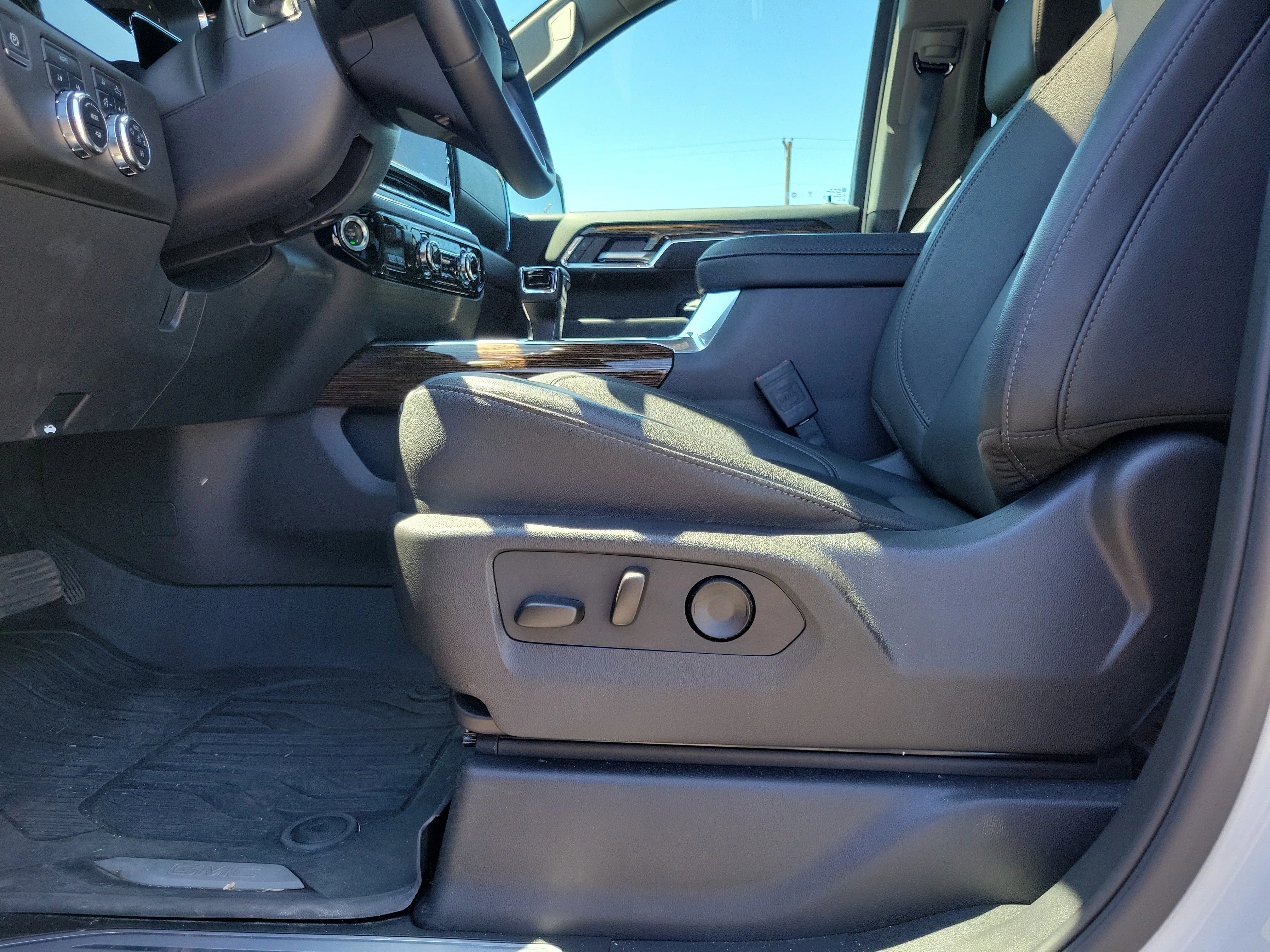 Used 2025 Summit White GMC Elevation image 14