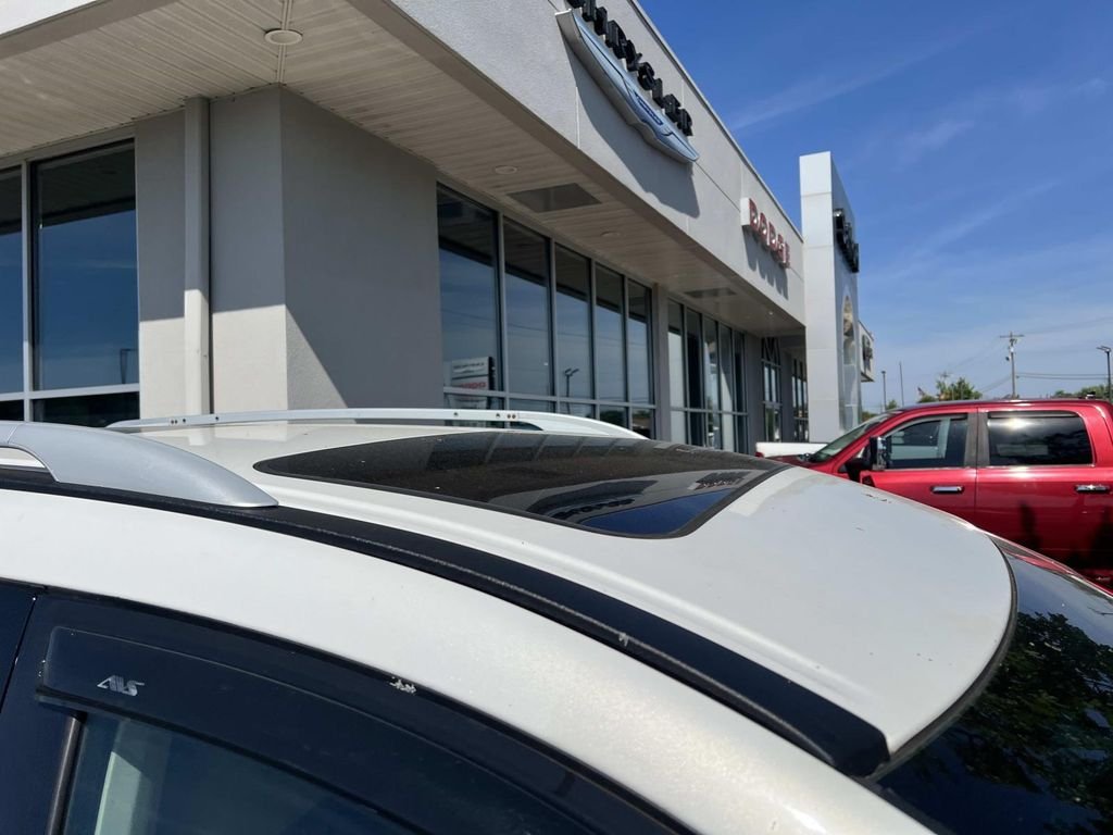 Used 2014 White Nissan SL image 10