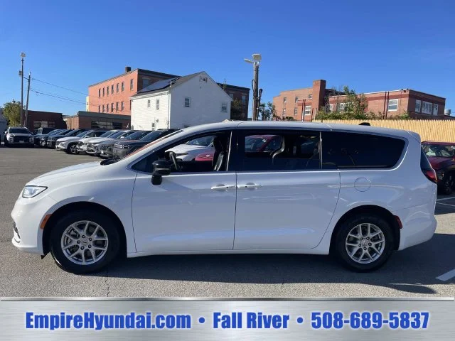 Used 2025 White Chrysler Select image 10